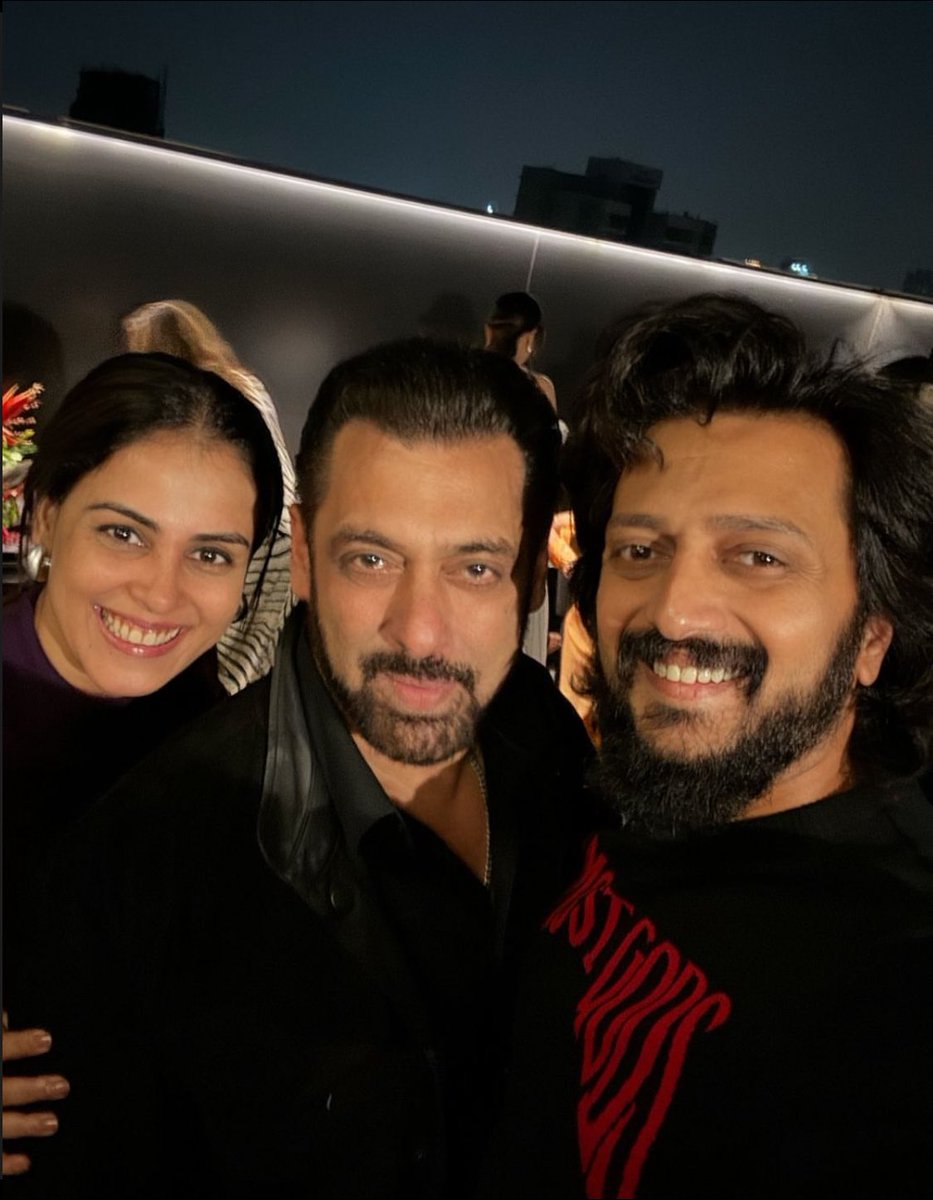 #RiteishDeshmukh & wife
#GeneliaDsouza with #SalmanKhan ❤️

#HappyBirthdaySalmanKhan #Bhaikabirthday #SalmanKhanBirthday