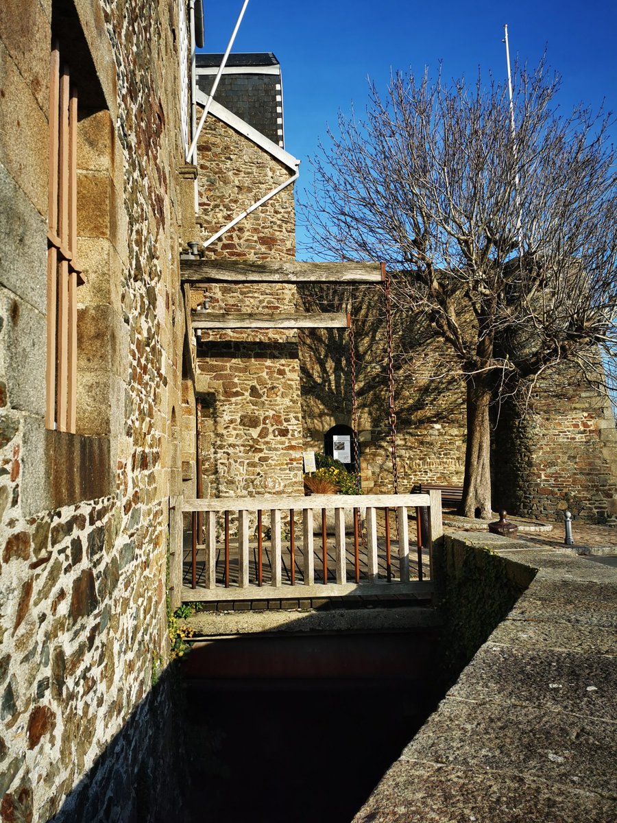 Un peu d'excès avec les festivités de #Noel2023 et du Jour de l'An ? Pour partir du bon pied avec de bonnes résolutions pour 2024,  Dominic notre guide a la solution pour vous : ses visites dans la Haute Ville les 4 et 05/01 > bit.ly/4aHHZ2f
📸 Estelle Cohier