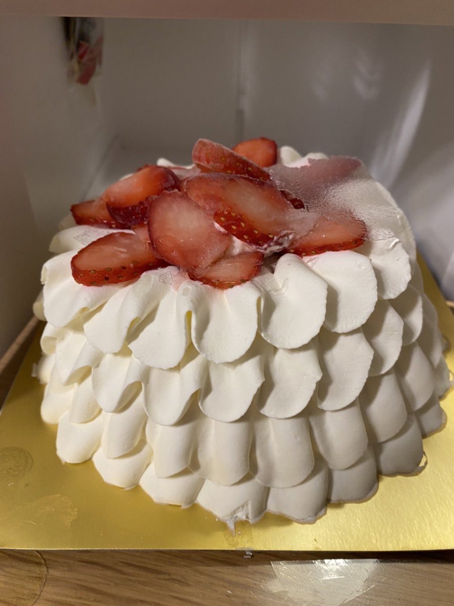 mochayuke's tweet photo. 【崩壊ケーキ🍰】

問題になってたけど、ウチは大丈夫でした👌

不謹慎だけど、崩壊ケーキを期待して箱開けてました📦

当たり引いたのに、ハズレみたいな変な気持ち🥴

あとで家族で召し上がります👶 https://t.co/zgLeAADNV8