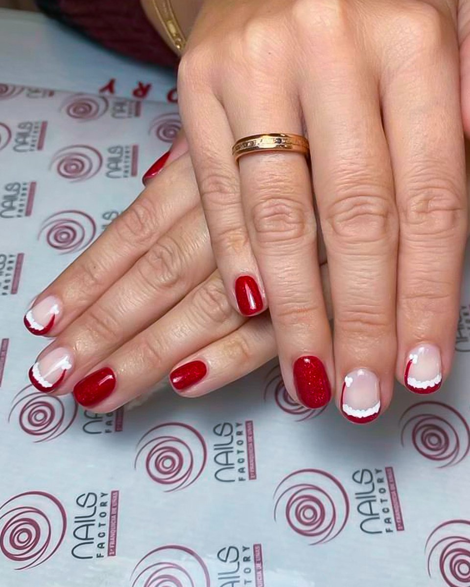 ¿Ya tienes tus uñas preparadas para recibir el nuevo año? 💅Si no es así corre a <a href="/nailsfactory/">nailsfactory</a>  Paracuellos (C.C Miramadrid) y pide tu cita para empezar el año con la manicura de Navidad perfecta 🎄