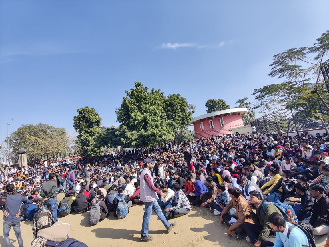 OMPRAKASHGENWAS's tweet image. यह अनुशासन,एकता और युवाओं का जन सैलाब बताता है की सफलता निश्चित है डटे रहो साथियों #RYM_इन्टर्नशिप_बहाल_करो 
@narendramodi @BJP4India @INCIndia @BhajanlalBjp
#RYM_इन्टर्नशिप_बहाल_करो