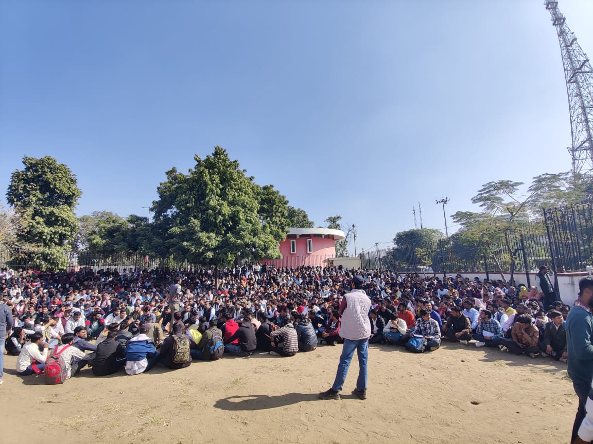 OMPRAKASHGENWAS's tweet image. यह अनुशासन,एकता और युवाओं का जन सैलाब बताता है की सफलता निश्चित है डटे रहो साथियों #RYM_इन्टर्नशिप_बहाल_करो 
@narendramodi @BJP4India @INCIndia @BhajanlalBjp
#RYM_इन्टर्नशिप_बहाल_करो