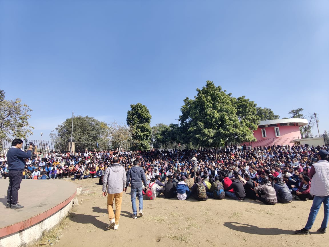 OMPRAKASHGENWAS's tweet image. यह अनुशासन,एकता और युवाओं का जन सैलाब बताता है की सफलता निश्चित है डटे रहो साथियों #RYM_इन्टर्नशिप_बहाल_करो 
@narendramodi @BJP4India @INCIndia @BhajanlalBjp
#RYM_इन्टर्नशिप_बहाल_करो