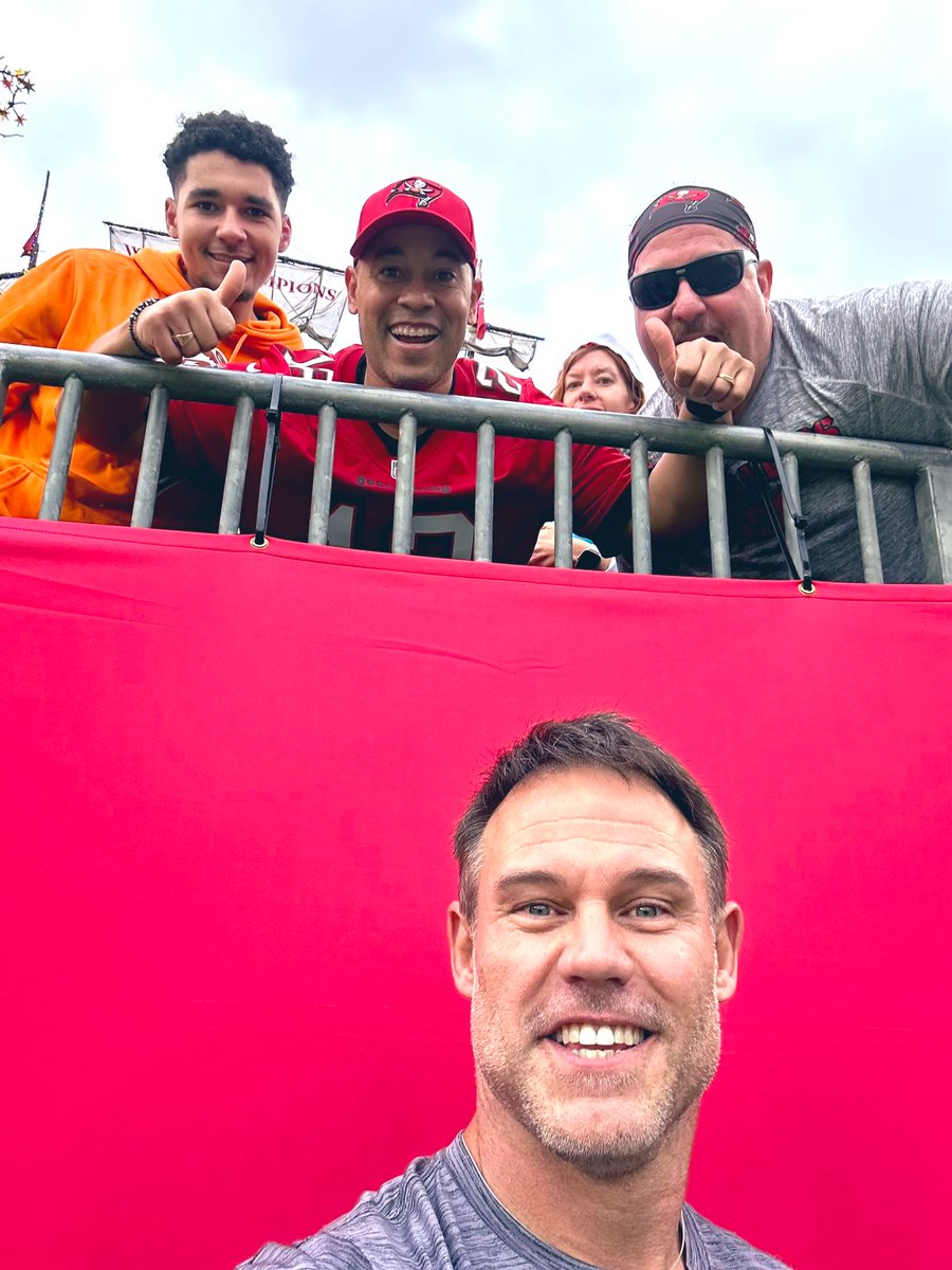 Dean Lee (@deanlee10) on Twitter photo Was super excited to meet <a href="/40MikeAlstott/">Mike Alstott</a> on Christmas Eve. The A-Train was one of my favourite @buccaneers players. Thanks for stopping and taking time for a picture. We appreciate it #bucslegend #ringofhonor Was super excited to meet <a href="/40MikeAlstott/">Mike Alstott</a> on Christmas Eve. The A-Train was one of my favourite @buccaneers players. Thanks for stopping and taking time for a picture. We appreciate it #bucslegend #ringofhonor