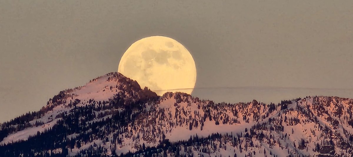 NWSPocatello's tweet photo. 🌕 The last full moon of 2023, appropriately named the Cold Moon, put on quite the show earlier this evening in the Teton Valley! 📷 Heather Dawson - Tetonia. #idwx https://t.co/LYYGUah2Pa