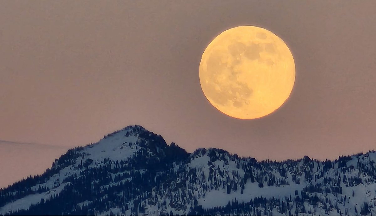 NWSPocatello's tweet photo. 🌕 The last full moon of 2023, appropriately named the Cold Moon, put on quite the show earlier this evening in the Teton Valley! 📷 Heather Dawson - Tetonia. #idwx https://t.co/LYYGUah2Pa