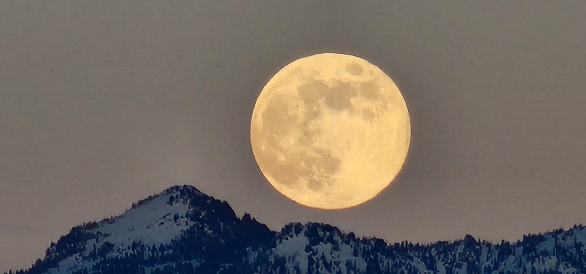 NWSPocatello's tweet photo. 🌕 The last full moon of 2023, appropriately named the Cold Moon, put on quite the show earlier this evening in the Teton Valley! 📷 Heather Dawson - Tetonia. #idwx https://t.co/LYYGUah2Pa