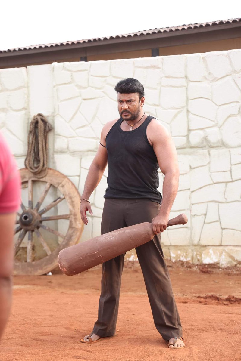 Dcompany171's tweet photo. 16:02 🎤🎤🫅🔥🔥🔥🔥

#Kaatera #challengingstar #KaateraStormFromDec29th #dboss @dasadarshan https://t.co/HjVnNY2TcA