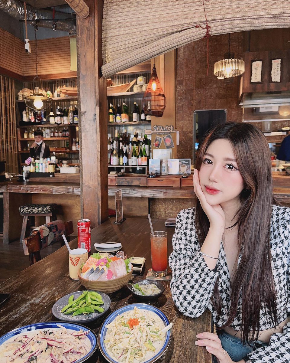 Chào bạn! Tôi là một người phụ nữ yêu thích đọc sách và học hỏi, hy vọng tìm được một người đàn ông thông minh và cùng nhau chia sẻ kiến thức và trải nghiệm.