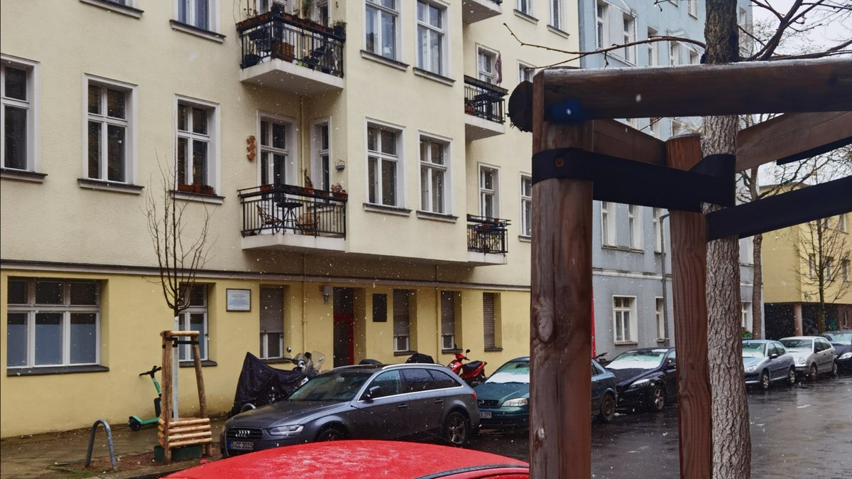 "Hier steh' ich an den Marken meiner Tage."

Leberstraße 65 bzw. einstige Sedanstraße 53, Schöneberg. Erinnerung an Marlene #Dietrich (* 1901 (#otd), † 1992), als "Lola Lola" in "Der blaue Engel" (1930) zu Weltruhm gekommen, Stilikone und Antifaschistin "aus Anstand".

#Berlin