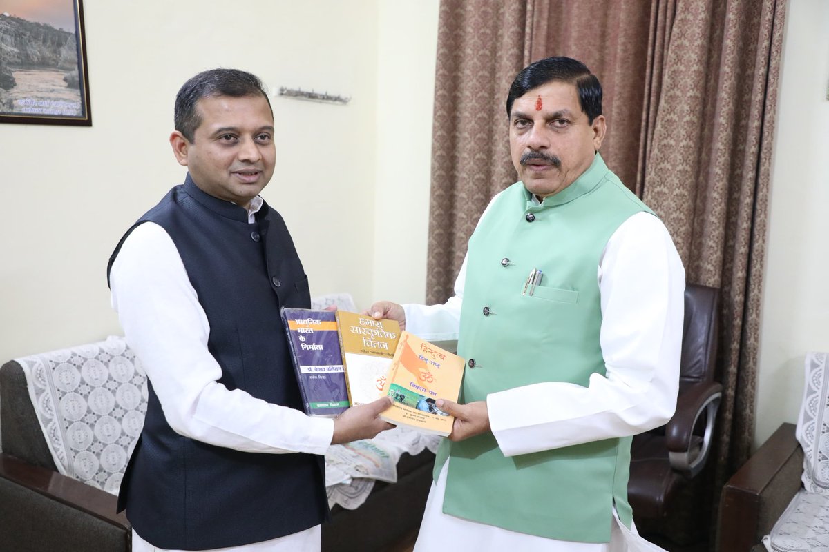 drnishantkhare's tweet photo. आज भोपाल में मुख्यमंत्री मा. @DrMohanYadav51 जी से भेंट कर उन्हें शुभकामनाएं प्रेषित की। इस अवसर पर उनसे कई विषयों पर सार्थक संवाद हुआ। 

प्रधानमंत्री मा.श्री नरेन्द्र मोदी जी के मार्गदर्शन एवं मुख्यमंत्री जी के कुशल नेतृत्व में मध्यप्रदेश प्रगति के नए कीर्तिमान स्थापित करेगा, इसका पूर्ण विश्वास है।
 
साथ ही हम सब भी प्रधानमंत्री जी के 'सबका साथ, सबका विश्वास और सबका विकास' के संकल्प की सिद्धि के लिए प्रतिबद्ध हैं।
