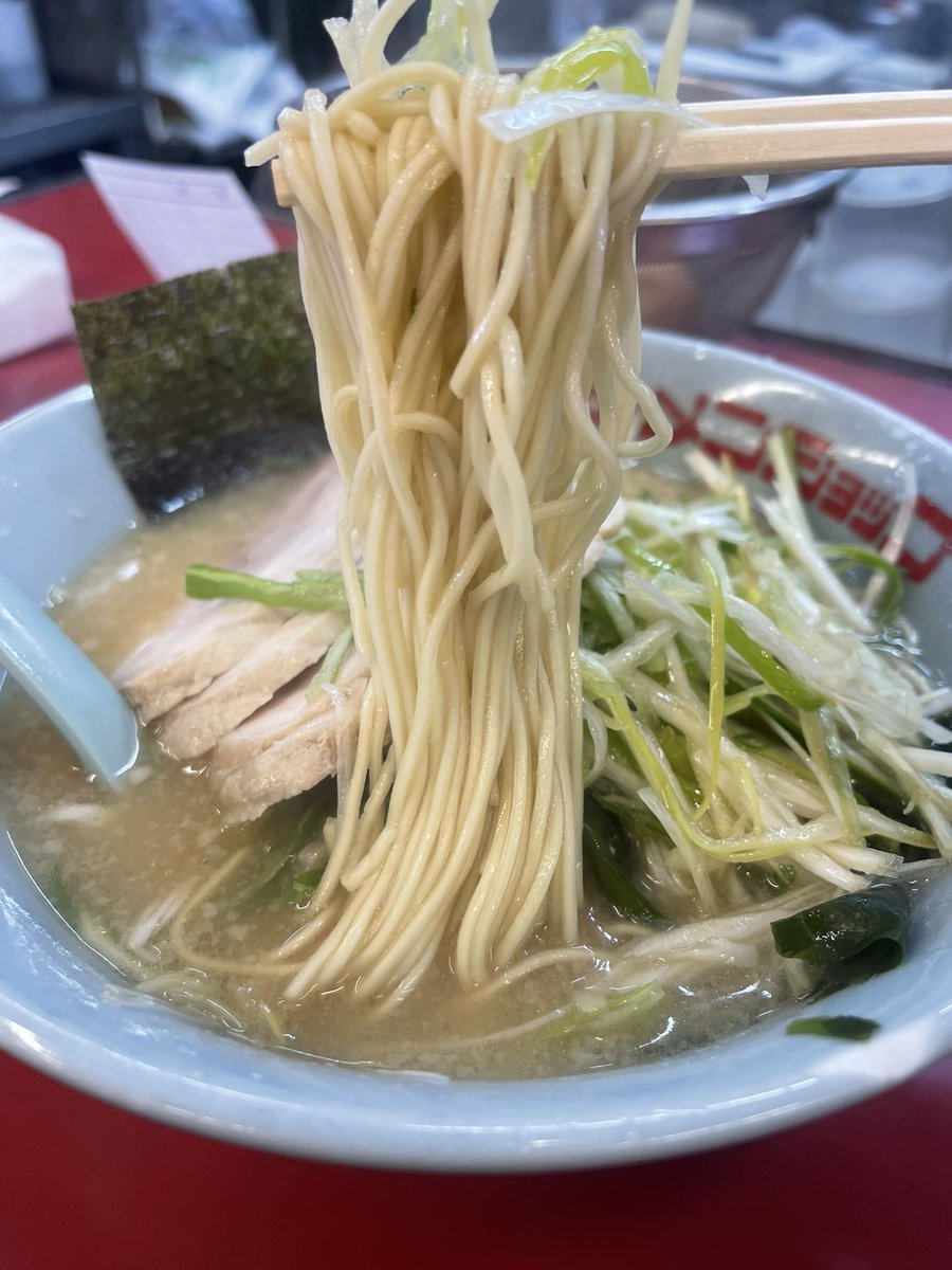 menma_nuki's tweet photo. 新ラーメンショップ 狭山本部

ネギ味噌チャーシューメン

バリカタ、少し濃いめで注文。

ここの店員さんは美男美女😍
面接の時点で写真審査があるのかしら😏

年末だからか激混みだったぁ😆

https://t.co/RlzCY1ereb https://t.co/eGtVlgXfnh