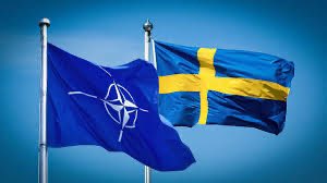cemgurdeniznet's tweet photo. TBMM Dışişleri Komisyonu İsveç’in  NATO üyeliğini kabul etti. Eminim Washington Stockholm ve Brüksel’de bayram vardır. Biraz gerçekçi olalım. 
NATO jeopolitiği Türk jeopolitiğinin rakibidir. Zira kurucusu ve kuklacısı  ABD’dir.  NATO denize çıkışı olan Kürdistan’ı ister. KKTC ‘den nefret eder. Karadeniz’de Montrö karşısında ABD ve AB deniz güçleri  ile sürekli varlık göstermek ister. Ege ve Doğu Akdeniz’de her zaman Yunanistan’ın yanındadır. Üyelerinin yüzde 90’ı Gazze’de katliam yapan İsrail’in en büyük destekçilerindendir. Daha yeni toprağa verdiğimiz 12 şehidimize neden olan PKK sürecinin tüm silah ve finans destekçileri NATO üyesidir. Türkiye’ye mülteci akınında en büyük nedenler olan Irak, Suriye, Libya ve Afganistan’daki vahşi parçalama ve müdahalelerde NATO’nun başat rolü ve desteği vardır. Ergenekon ve Balyoz kumpaslarında Türk Silahlı Kuvvetleri’nin kafası kopartılırken NATO’dan tek bir açıklama gelmemiştir. Aksine Türk ordusunun Atatürk damarı yok edilirken mutlu ve gelecekten umutlu olmuşlardır. NATO’daki veto gücümüzü milli çıkarımız için bugüne dek bir kez dahi kullanmadık. Şimdi de başta F16 ve Eurofighter tedariği için veto gücümüzü kullanmıyoruz. Yarın milli davamız için batı ile mutlaka karşı karşıya geleceğiz. O gün geldiğinde uygulanacak ambargo ve yaptırımları hayal bile edemezsiniz. Gazze mitinginde hilafet çağrısı, Meclis’te güneydoğu Anadolu’da Kürtlere özerklik  ve Abdullah ��calan’a af çağrıları yapıldığı bir ortamda iktidar ve muhalefet ile komisyonun ortak İsveç kararı hiç de şaşırtmadı.2024 çok ama çok zor geçecek.