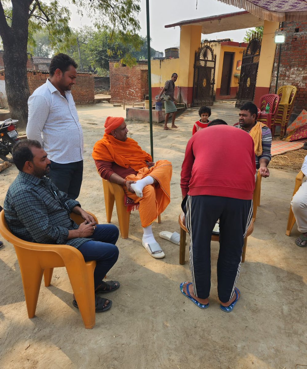 बेलथरा विधान सभा के पचमा गाँव निवासी एडवोकेट बृजेश सिंह जी के पितामह की मृत्यु की सूचना पर उनके पैतृक घर पहुँच कर श्रद्धांजलि अर्पित किया और परिवार को संबल प्रदान किया , ब्रजेश सिंह मेरे अति नज़दीक और प्रिय हैं ।