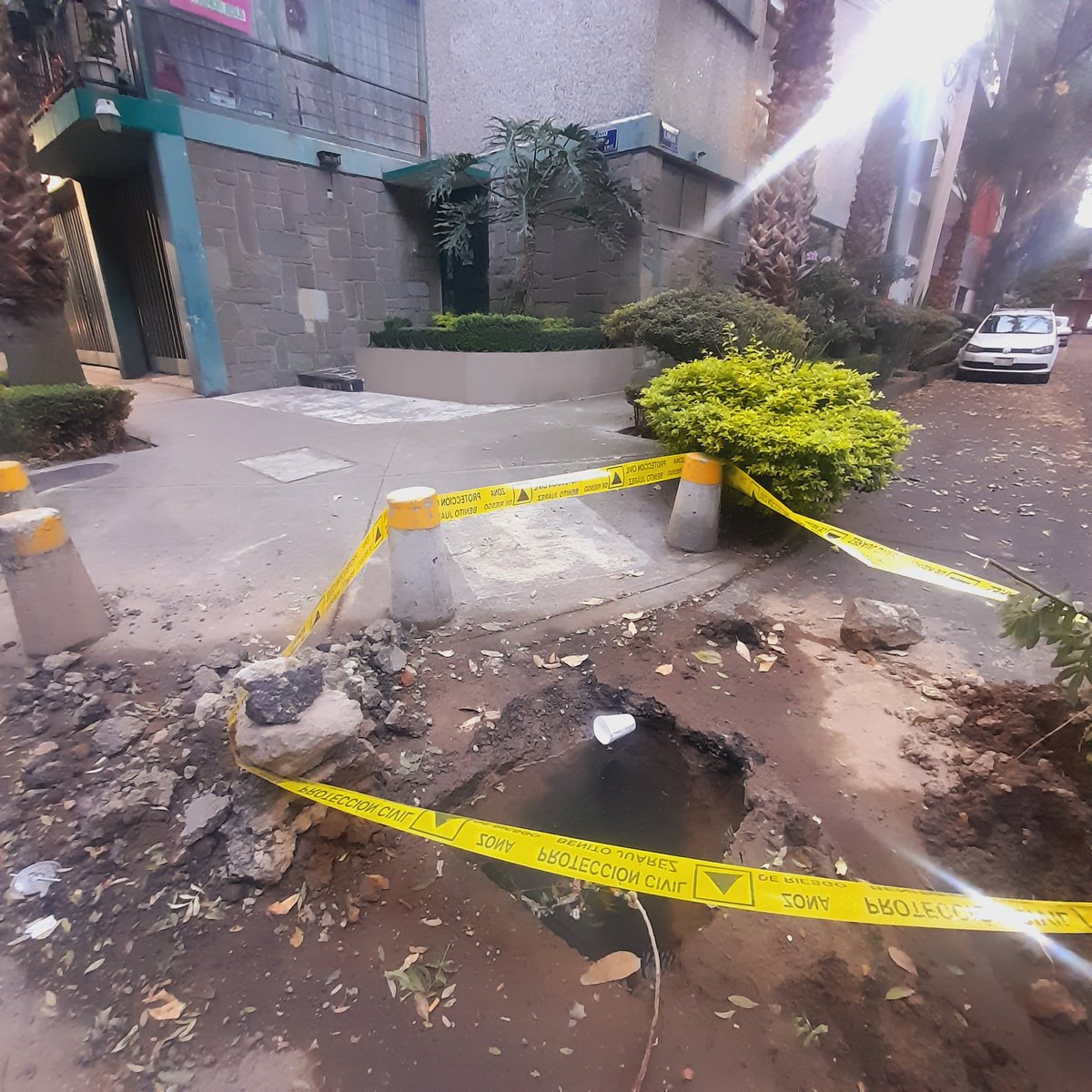 maraescalera's tweet photo. @BJAlcaldia calle Fresas #169 esquina Limas. Fuga de agua , no termina de reparar 3 días. Que vergüenza  que no terminen las reparaciones . Foco de infección https://t.co/sViWsa1GrV