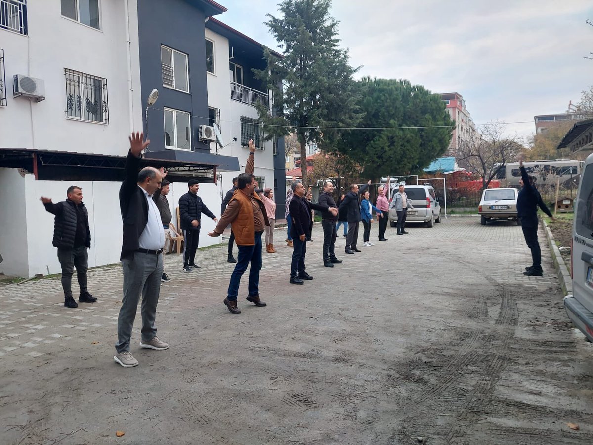 manisamemsaglik's tweet photo. Hareketli Yaşam ve Fiziksel Aktivite programı kapsamında Saruhanlı İlçe MEM bahçesinde ve ofis içinde mesai öncesi fiziksel aktivite etkinlikleri gerçekleştirilmiştir. @tcmeb @Yusuf_Tekin @meb_dhgm @omurfatih @mebisgb @ozkan_meb @il_mem_45 @m_ugurelli @saruhanlimem @osman_agus https://t.co/gUvyxhIPdd