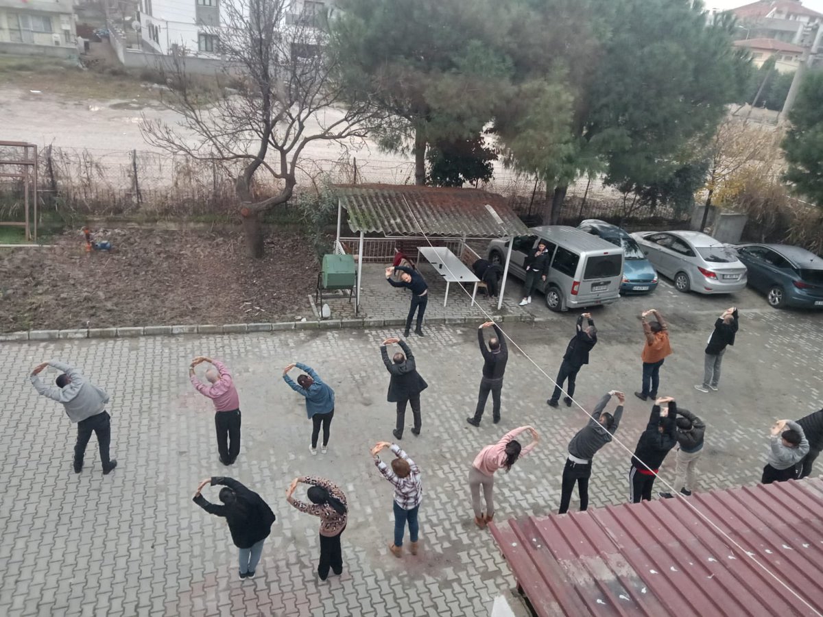 manisamemsaglik's tweet photo. Hareketli Yaşam ve Fiziksel Aktivite programı kapsamında Saruhanlı İlçe MEM bahçesinde ve ofis içinde mesai öncesi fiziksel aktivite etkinlikleri gerçekleştirilmiştir. @tcmeb @Yusuf_Tekin @meb_dhgm @omurfatih @mebisgb @ozkan_meb @il_mem_45 @m_ugurelli @saruhanlimem @osman_agus https://t.co/gUvyxhIPdd