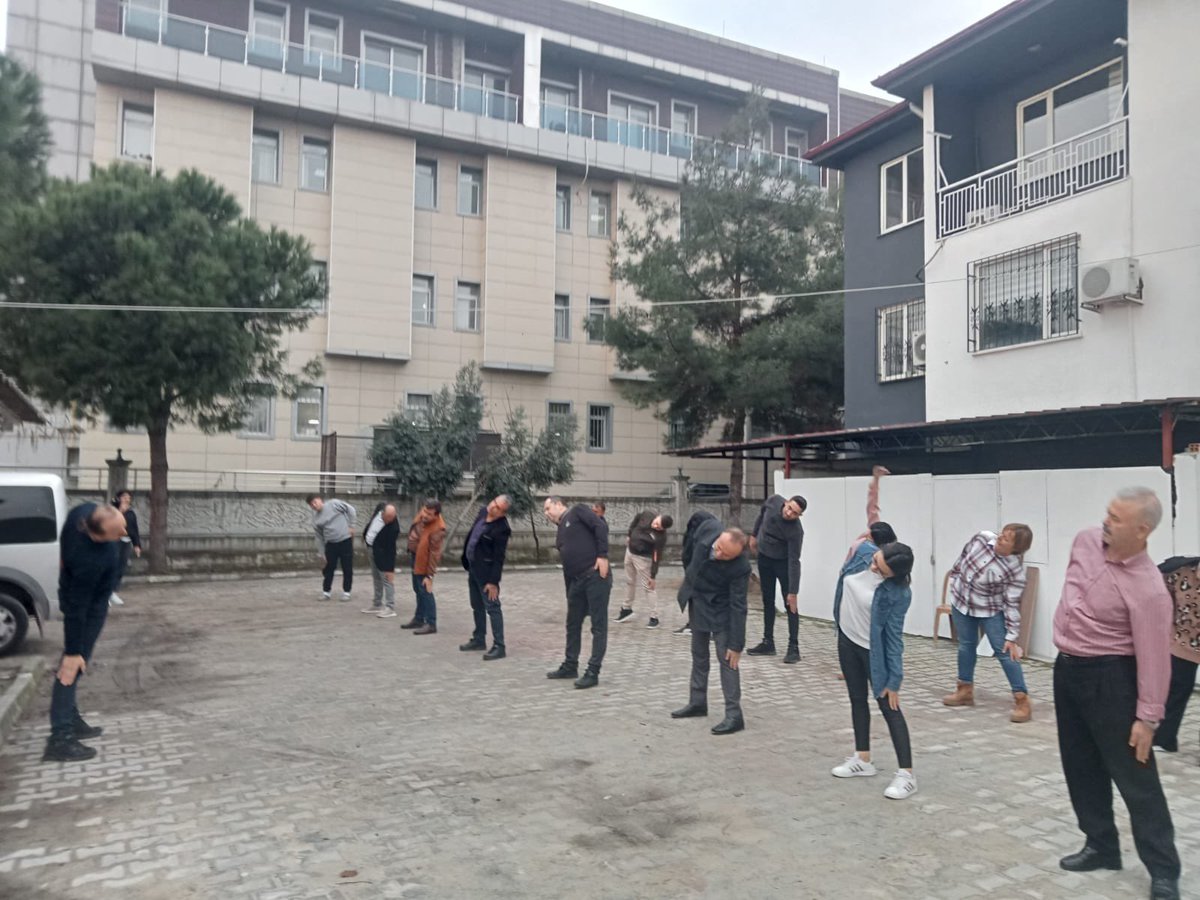 manisamemsaglik's tweet photo. Hareketli Yaşam ve Fiziksel Aktivite programı kapsamında Saruhanlı İlçe MEM bahçesinde ve ofis içinde mesai öncesi fiziksel aktivite etkinlikleri gerçekleştirilmiştir. @tcmeb @Yusuf_Tekin @meb_dhgm @omurfatih @mebisgb @ozkan_meb @il_mem_45 @m_ugurelli @saruhanlimem @osman_agus https://t.co/gUvyxhIPdd