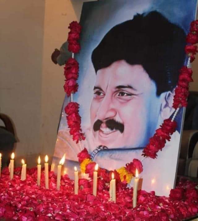 Jumansain1's tweet photo. ڏور ٿيندا وڃن روز جوڳئيڙا
تون اڃان ٿو جئين ھائي ڙي ھينڙا
#TributeToSarmadSindhi https://t.co/kskSa1Qop3