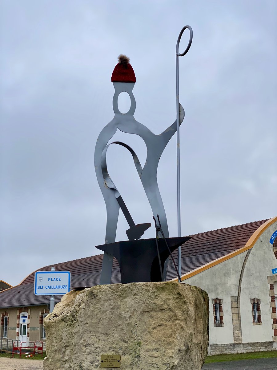 DaMateriel's tweet photo. Toute la division d'application du matériel des Écoles militaires de Bourges vous souhaite de joyeuses fêtes de fin d'année. #noel #nouvelan #FiersDeNosSoldats #Rentré2023 #PrépaOPS #ArméeDeTerre #Cohésion #ForcesMorales #espritguerrier #tradition #SensDuDevoir #NosJeunesOPS https://t.co/lxCcLyVsJw