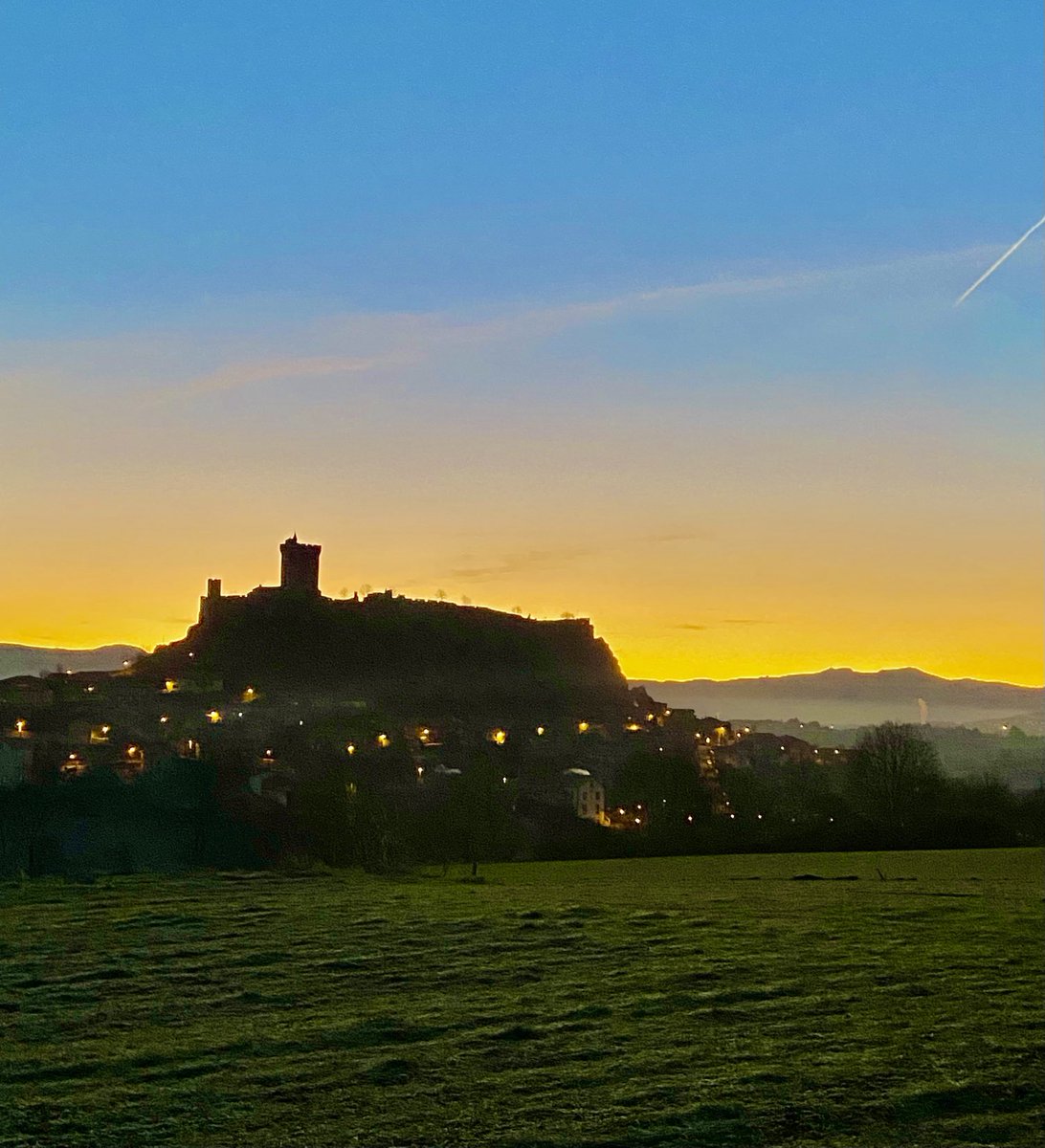 otpuyenvelay's tweet photo. Matin de #decembre 🌅Lever de soleil sur le #mezenc et la forteresse de POLIGNAC 😍#lepuyenvelay #hiver #envelay https://t.co/JL8QJsBHl1