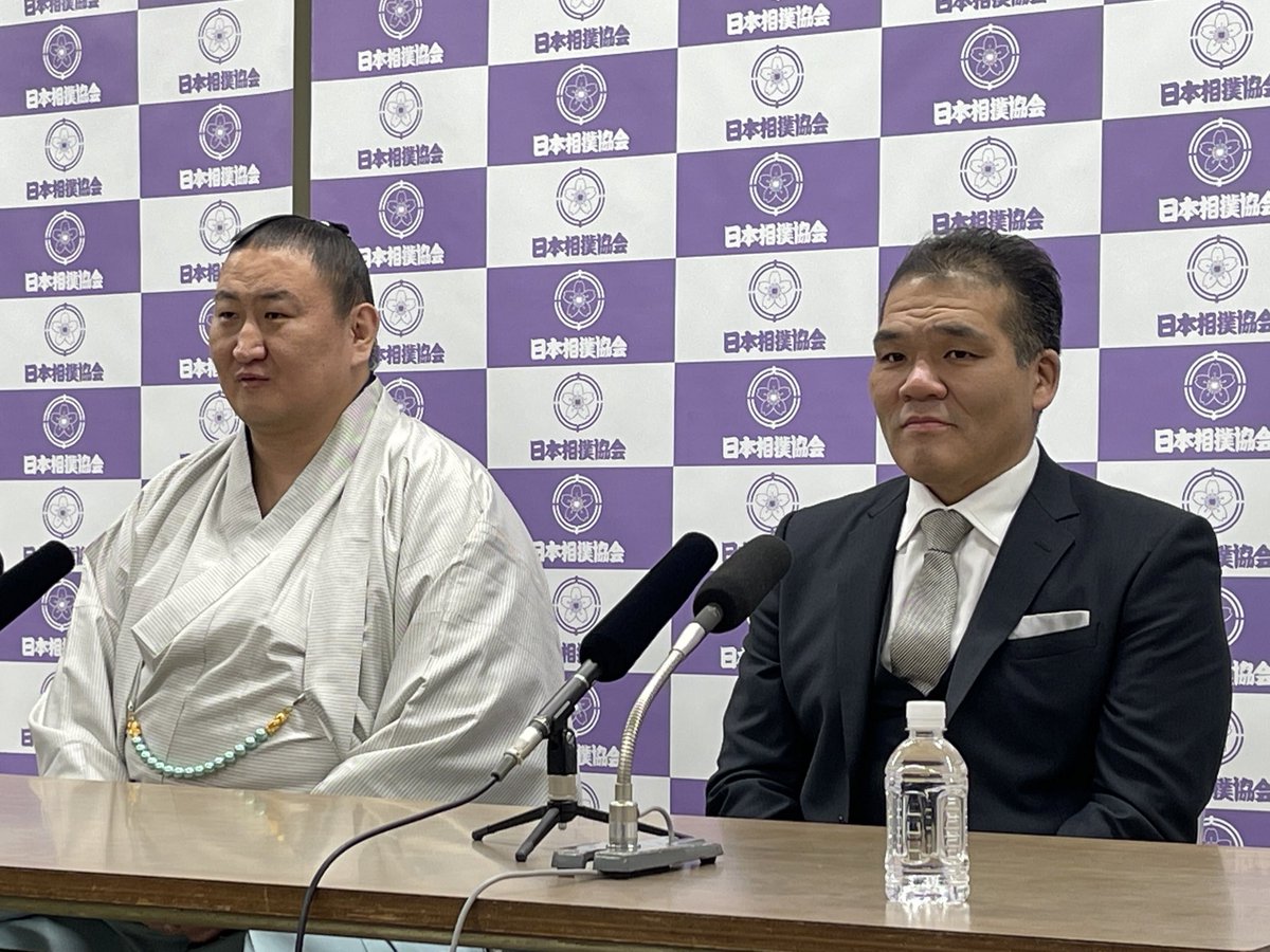 sumokyokai's tweet photo. ＜#東龍 引退会見＞
先日引退した東龍が師匠の玉ノ井親方（元大関 栃東）と共に会見を行いました。

#sumo #相撲 #東龍 https://t.co/V0c7nVCO48