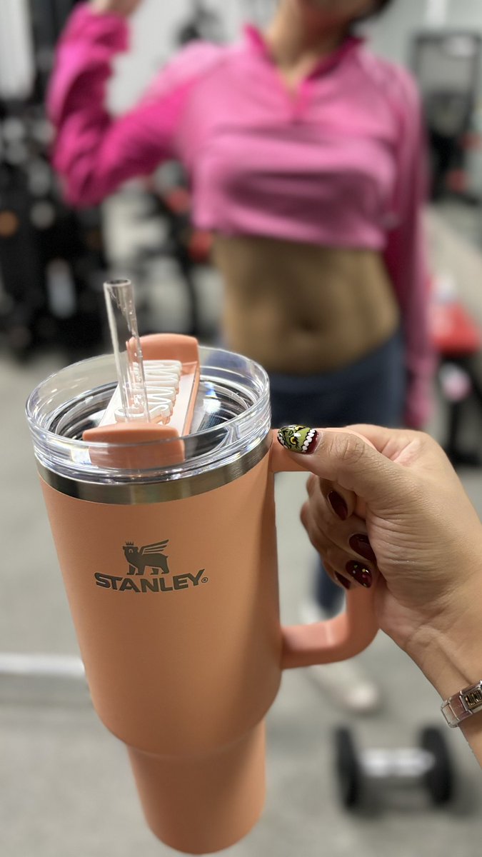 Sandy_Gee12's tweet photo. After two weeks off, I’m back to my happy place &amp; look at what gym babe got me for Christmas 🥹🫶🏼 the Stanley I wanted🥰 peep the progress😮‍💨🤌🏼 getting ready for the next challenge 😌 https://t.co/2jlAW292ue