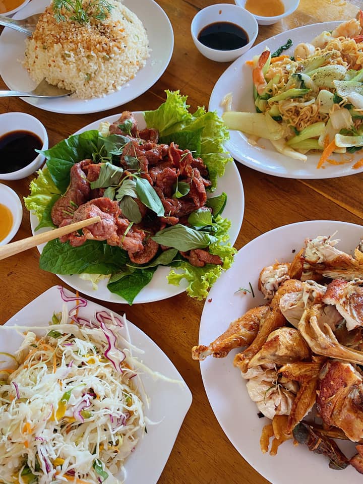 DaoquanhVietNam's tweet photo. 😋Phát hiện được quán GÀ ĐỐT siêu ngon trong con đường gà đốt Ô THUM nhe, từ cơm rang, mì xào và có món bắp bò đốt siêu ngon, chiều chiều ăn ở đây ngắm cảnh hoàng hôn trên hồ thơ mộng lắm
📷Gà đốt Kiều Tiên, hồ Ô Thum, An Giang
Ad xác nhận chỗ này ngon thiệt https://t.co/guWCKeEd6y