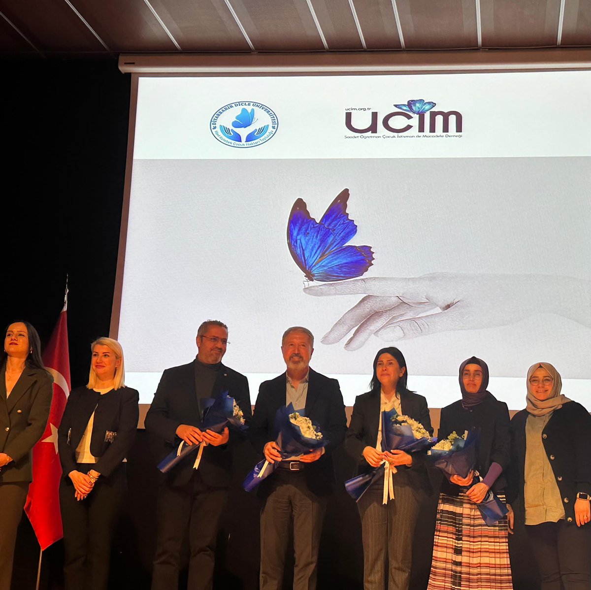 yucelceylancom's tweet photo. Genel Başkanı Saadet Özkan ile Dicle Üniversitesi Mavi Kelebek Çocuk Hakları Topluluğunun düzenlediği "Çocuk İhmal ve İstismarı Farkındalık Sempozyumu"na konuşmacı olarak katılım sağladık..
@ucimorgtr @SaadetOzkanEfe @dicleuni1973 https://t.co/4D1VVI5fKn