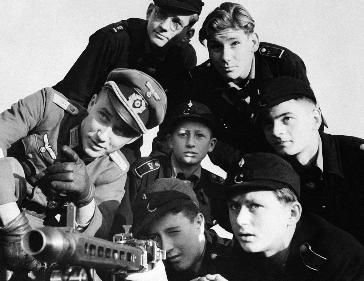 #OTD in 1944
‘A group of Hitler youth receive instruction in the use of a machine-gun, somewhere in Germany, on December 27, 1944.’
#WW2 #NaziGermany #blackandwhitephotography
