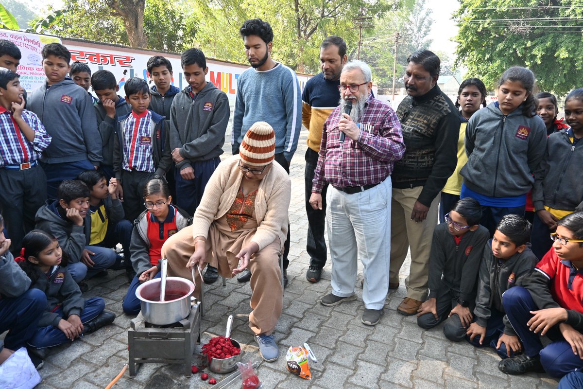 केंद्रीय विद्यालय वाहन निर्माणी  जबलपुर में छात्रों ने पूर्व व्यावसायिक शैक्षणिक कार्यक्रम के दूसरे दिवस में बहुत उत्साह पूर्वक बंधेज में रंगाई एवं मिट्टी के बर्तन बनाना सीखा। #rojabalpur
#HQ_KVS