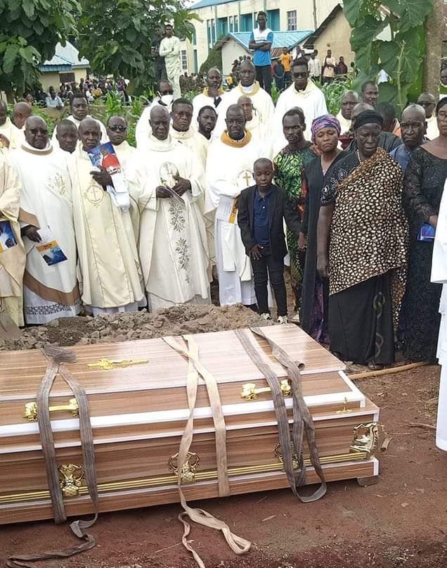 Más de 52000 cristianos han sido asesinados en Nigeria 🇳🇬 a manos de islamistas en los últimos 14 años, según Intersociety. 

¿Por qué el mundo nunca se indigna con el genocidio de cristianos? ¿Por qué no es tendencia #PrayForNigeria? ¿Por qué tanto odio a los católicos?