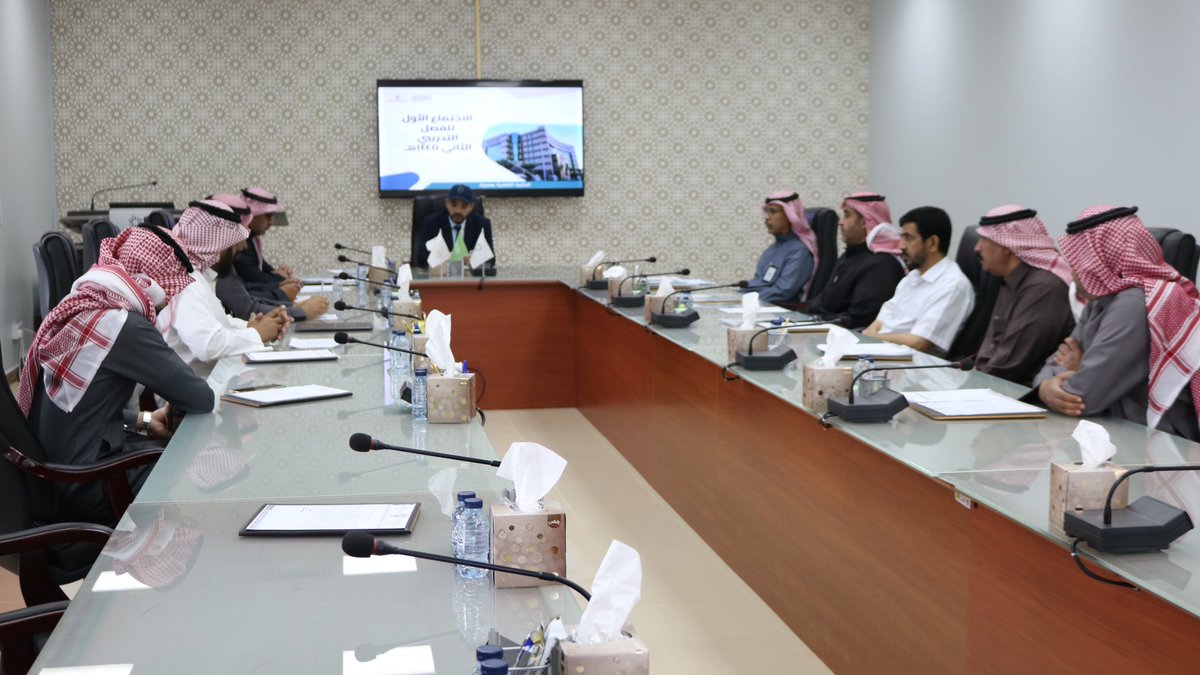 tvtc_g_onaizah's tweet photo. عقد اجتماع مجلس الكلية الأول للفصل التدريبي الثاني من العام ١٤٤٥ برئاسة سعادة عميد الكلية التقنية في #عنيزة.

#التدريب_التقني https://t.co/mqj1MTyYKX