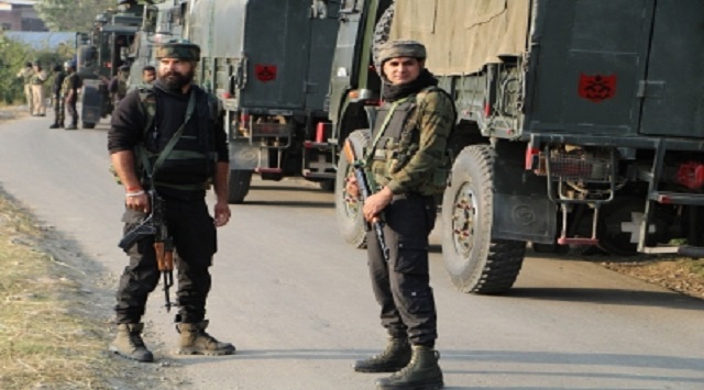 DRDO_Updates's tweet image. 🚨🔫 #SecuritySuccess in J&amp;amp;K: Three Suspects Arrested, Arms Recovered!

Joint operation by the Army and J&amp;amp;K Police in Pulwama results in the arrest of three suspects. Two pistols and other potentially dangerous items recovered.🕵️‍♂️🤝 #JammuAndKashmir