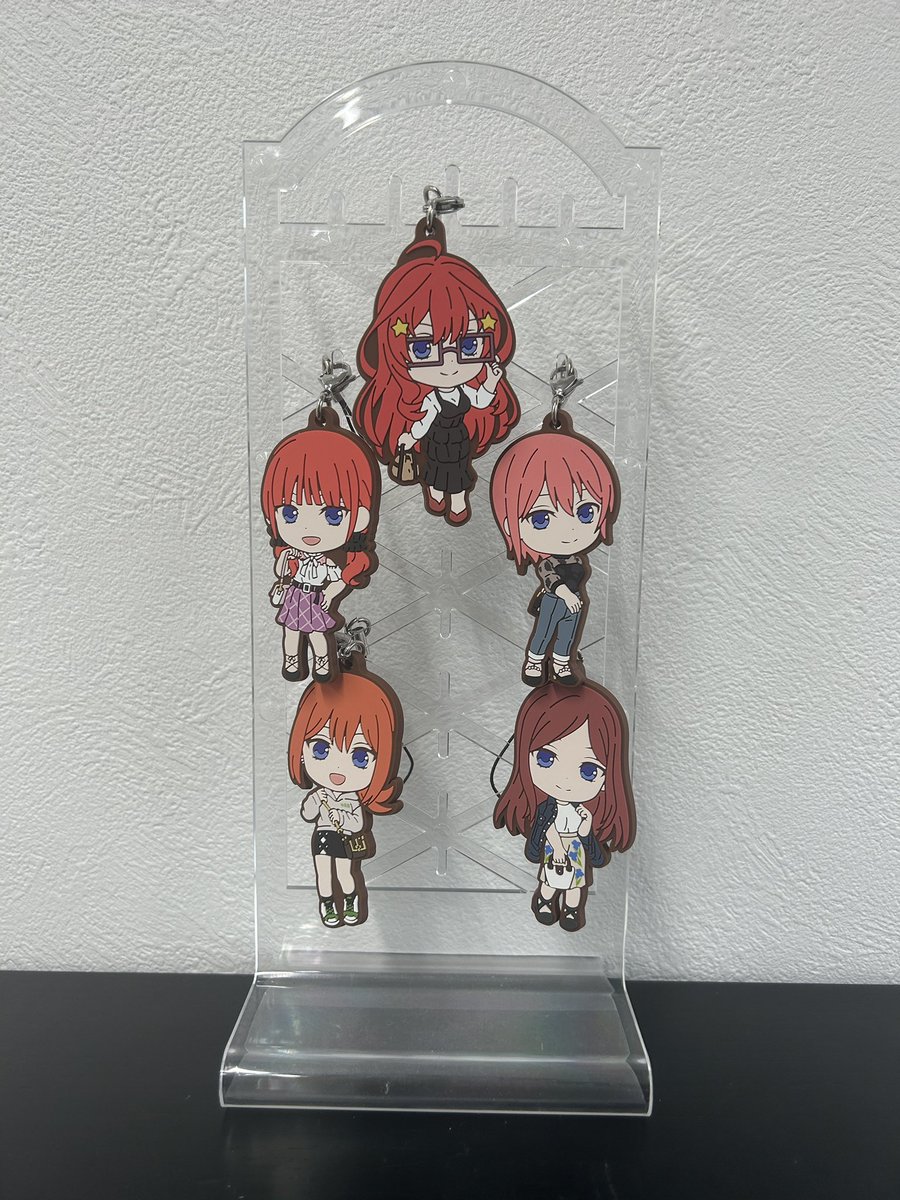 iseto1969's tweet photo. しゅーとです！
五等分の花嫁のラバーストラップが全キャラ揃ったので飾ってみました🙌

どうですか？🤔
スタンドに飾った方がより魅力的ですよね✨

皆さんの大切なグッズも、飾ってみてください☝️

#5Hanayome_adv 
#五等分の花嫁
#一番くじ
#1番くじ https://t.co/sxunus6Ynd