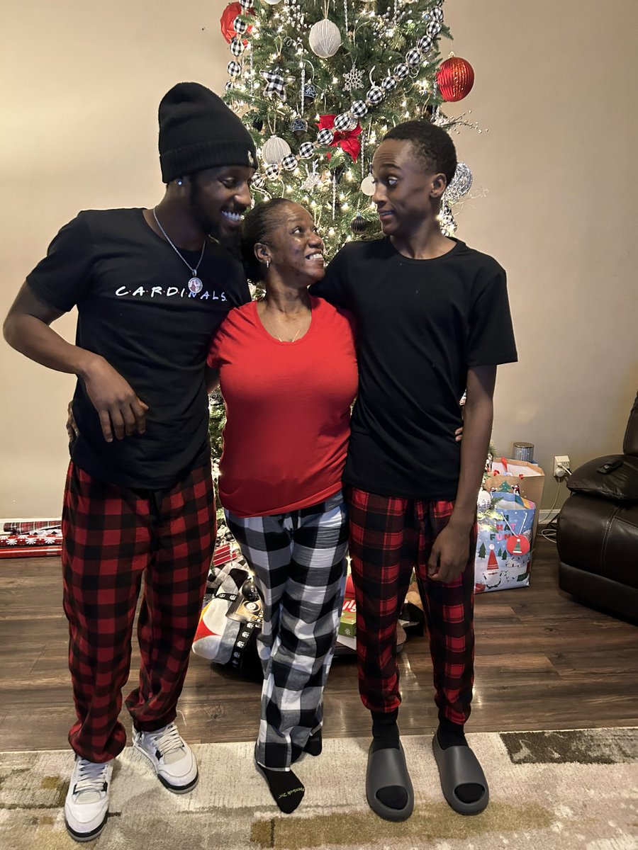 CoachQuick17's tweet photo. Christmas 🎄 was a success 🤞🏾❤️💚 #QuickFamily https://t.co/q39Q9hetsB