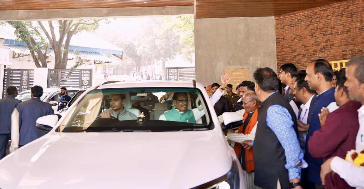 ChouhanShivraj's tweet photo. मेरे प्यारे भाइयों और बहनों नमस्कार,
मैं आज मुख्यमंत्री निवास से विदा ले रहा हूं, यह निवास के साथ-साथ मेरी कर्मस्थली भी रहा है। आज पता बदल रहा है, लेकिन आपके भैया, आपके मामा के दरवाजे हमेशा आपके लिए खुले रहेंगे। 

जनसेवा का यह संकल्प मेरे नये पते B-8, 74 बंगले से भी जारी रहेगा। जब भी आपको अपने भैया, अपने मामा की सहायता की जरूरत हो, आप बेहिचक घर पधारिये। मैं आपकी सेवा में कोई कसर नहीं छोड़ूंगा, यह मैं आपको वचन देता हूँ।