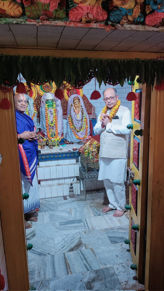 Amar4Odisha's tweet photo. I went to my village #Manapur, #Kalikaprasad GP in #Nayagarh district after several years. There's a #temple which my father has helped villagers construct. I prayed there, spent time and had #prasad.
Enjoyed the pristine beauty of the village environment around the temple. 
Then went to my ancestral house and enjoyed the smell of mud used to build the hutment. This is the house where my parents got married and therefore, a pilgrimage centre for me. This is where my father studied and became an administrator. My being began from here. 🙏🙏