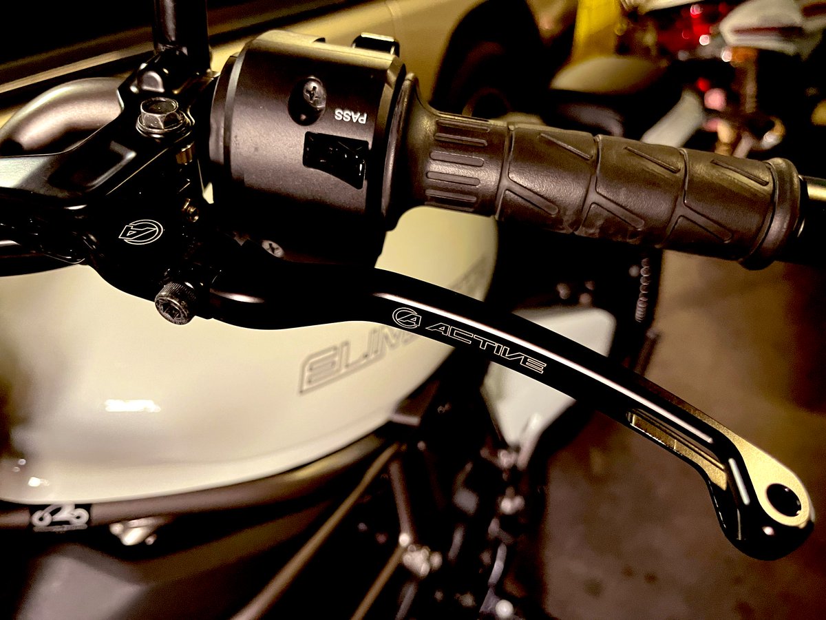 Whiteelimi's tweet photo. クラッチ、ブレーキレバー交換しました。

#エリミネーター
#Kawasaki 
#active 
#バイク乗りと繋がりたい https://t.co/A01Lu3RtHs