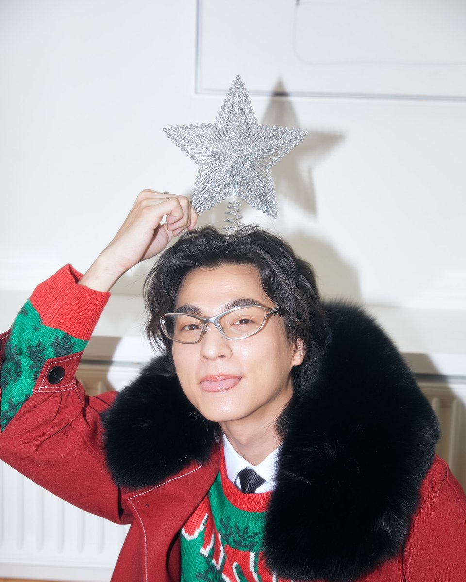 gulfkanawut's tweet photo. Late Christmas, HoHOHoo 🎅🏻🎄
#GulfKanawut https://t.co/ngfaYsopGD