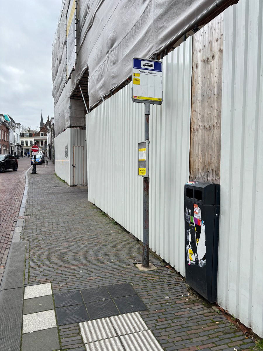 Accessible sidewalks during construction works. Notice how the trash can is half in half out!

Thanks, Utrecht, for showing how it’s done. 
 <a href="/GemeenteUtrecht/">Gemeente Utrecht</a>