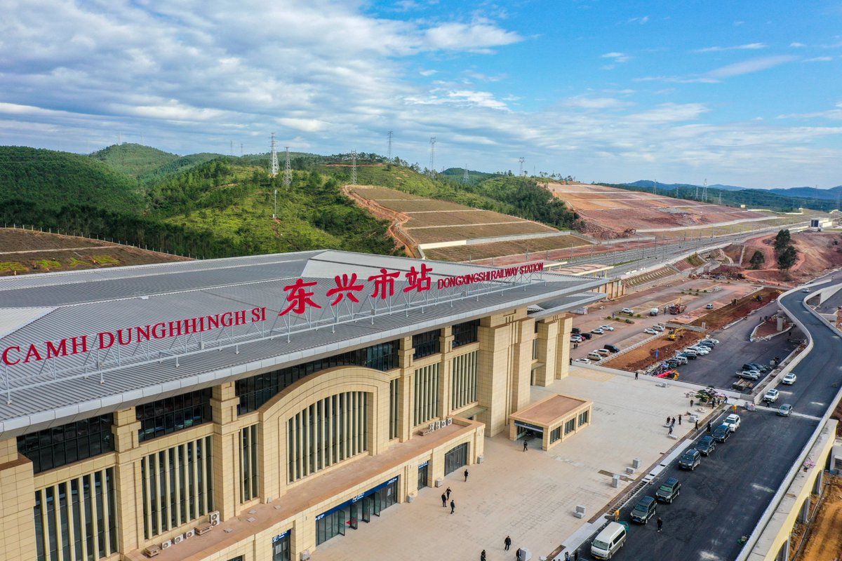 Sinical_C's tweet photo. A high-speed rail, linking Fangchenggang and Dongxing, is put into operation. Dongxing is a key passage at China-Vietnam border. The operation came immediately after Xi Jinping’s visit to Vietnam and is likely to boost trade with China’s largest trade partner in ASEAN. https://t.co/ge8PsJi1vy