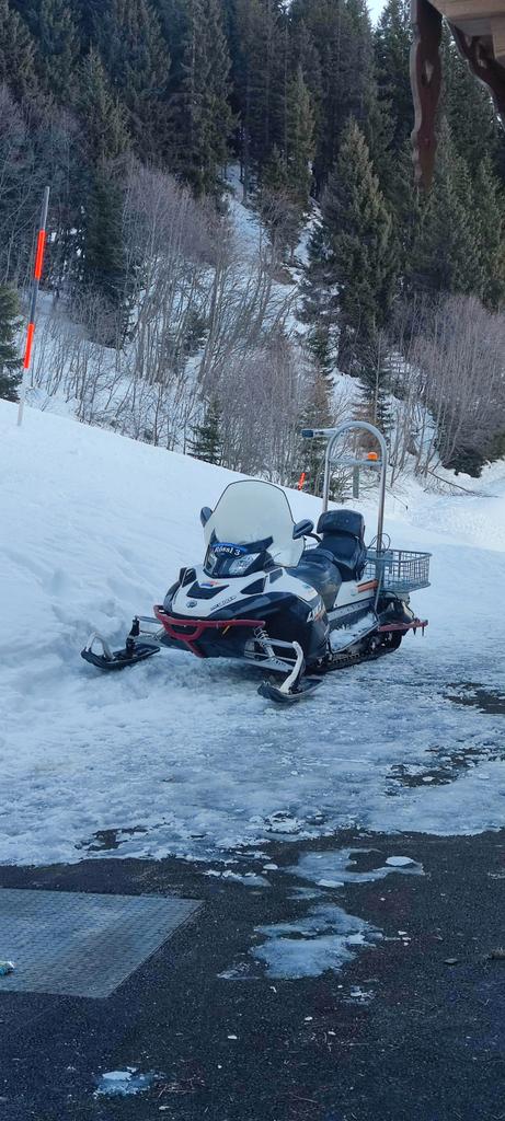 Luskywalker7's tweet photo. A veces una chica solo necesita que la lleven en moto de nieve al trabajo para ser feliz 😍 https://t.co/fiRGfNqdpW