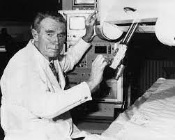 mariobianchi18's tweet photo. Il #27dicembre 1910 nasceva #IanDonald, il medico inglese che per primo applicò con successo l'imaging, riflesso ecografico per la diagnosi medica. Avendo usato il sonar nella 2^ G.M. iniziò a prendere in considerazione l'idea di sondare gli organi con gli ultrasuoni nel 1955. https://t.co/KaYNwqB7Wa