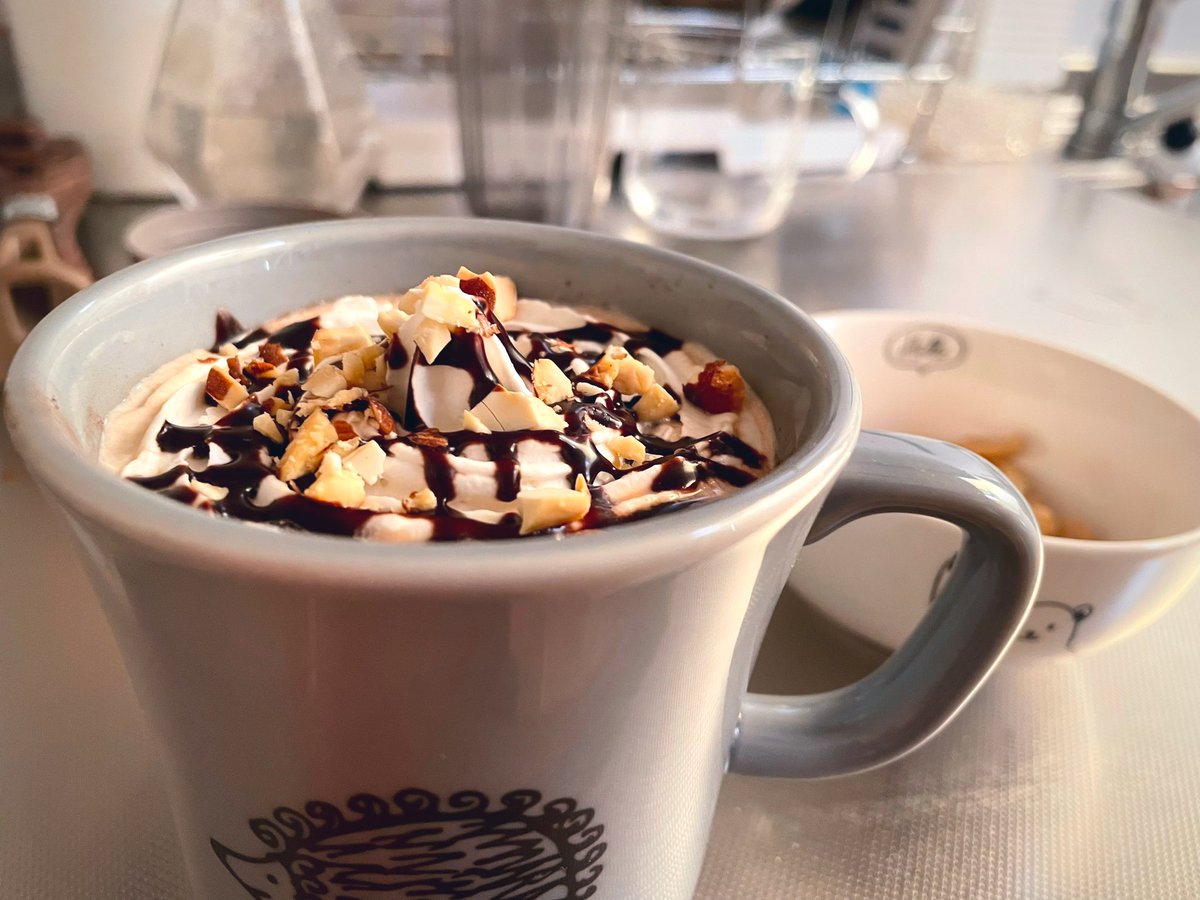 tomitra97's tweet photo. データの返答待ちに作ったおやつ。
カフェラテの上にケーキになる予定だったホイップとチョコのっけて砕いたヘーゼルナッツ(from市販のミックスナッツ)をまぶしました🤤
隙間時間に楽しいを作れば後半の仕事も楽しくなるのである☕️ https://t.co/L4xNiegev1