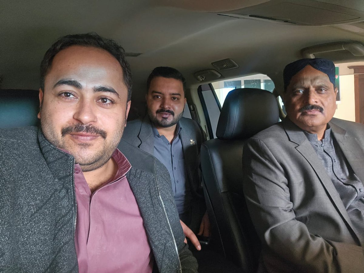 MayorQazi56029's tweet photo. میئر شہید بے نظیر آباد قاضی محمد رشید بھٹی شہید محترمہ بینظیر بھٹو کی 16 ویں برسی میں شرکت کے لیئے لارکانہ روانہ ہوگئے،

انکے ہمراں سپاف سندھ کے ڈپٹی اطلاعات سکریٹری زبیر اصغر جمالی،  سپاف ضلعی رہنماں اسامہ جویو بھی موجود تھے۔

@BBhuttoZardari

#SallamBenazir
#27DecemberBlackday https://t.co/F69PKdCzr6