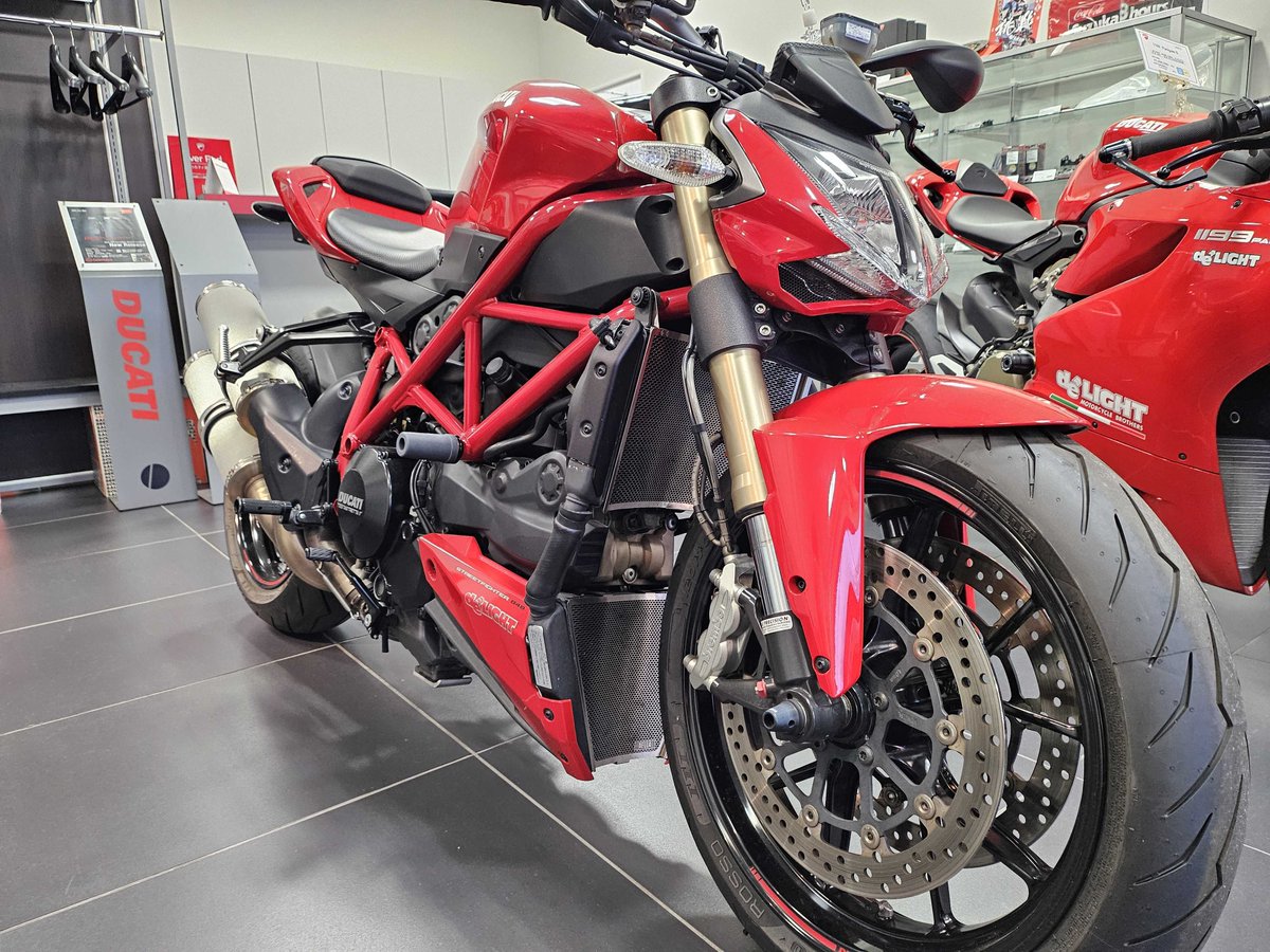 【中古車情報】
STREET FIGHTER 848
ミドルクラスながらもパワフルなバイク
こちらはローダウン仕様となっており
小柄な方でも乗り易くカスタムされております！