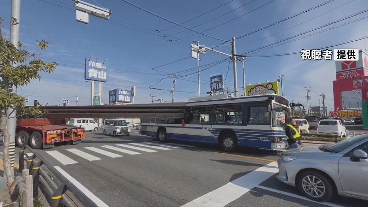 livedoornews's tweet photo. 【破片散乱】大型トレーラー積み荷の鉄骨、市バスに突き刺さる 愛知
https://t.co/UQSpUiRUht

大きく後ろに伸びていた積み荷の鉄骨が、左折した際にバスに衝突したとみられる。バスの乗客ら6人にけがはなかった。法令を遵守した上で、交差点で職員が誘導していた最中に事故が起きたという。 https://t.co/5gHdzMTYe1