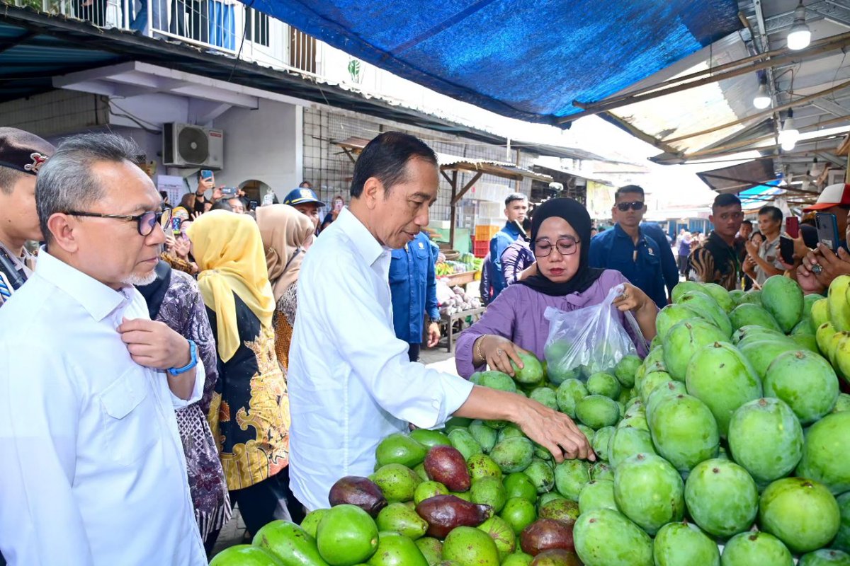 jokowi's tweet photo. Berkunjung ke Pasar Rogojampi di Kabupaten Banyuwangi, Jawa Timur, siang ini. Saya mendatangi sejumlah kios dan bertanya langsung kepada para pedagang terkait harga-harga bahan pokok seperti cabai, bawang merah, dan beras. https://t.co/Kt3o5nTasb