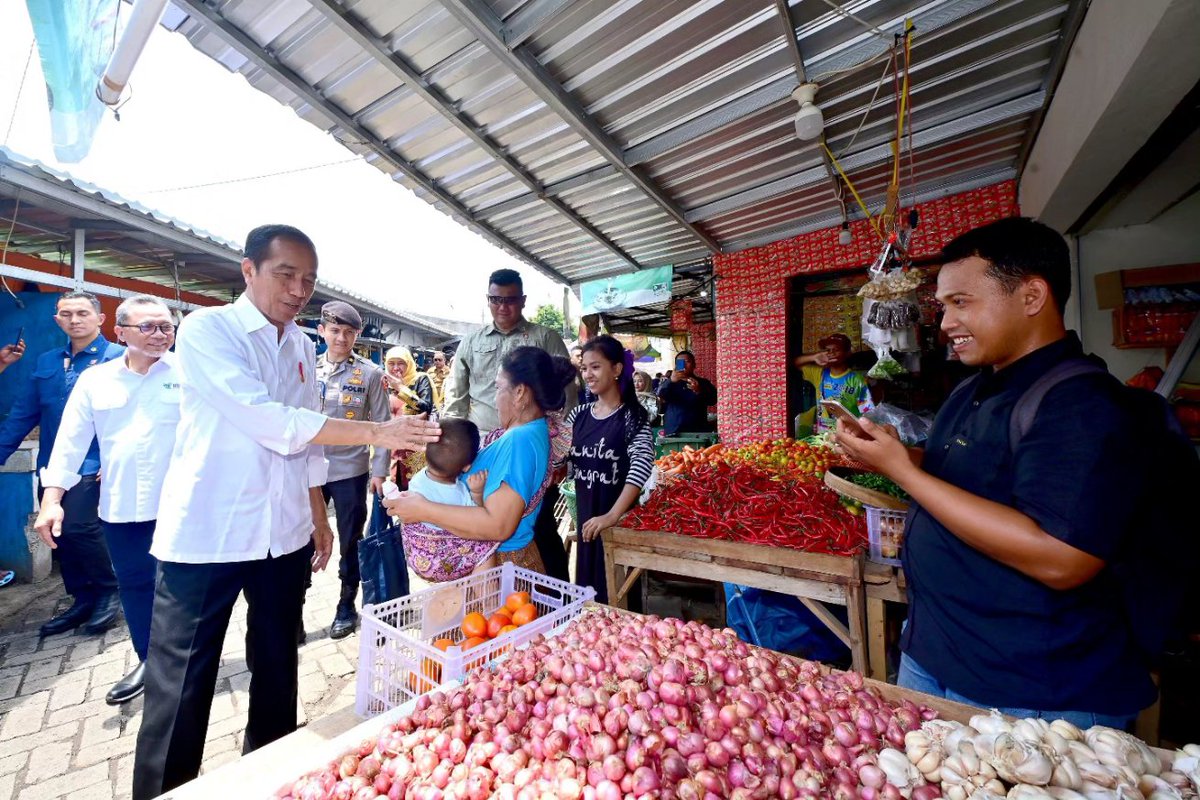 Berkunjung ke Pasar Rogojampi di Kabupaten Banyuwangi, Jawa Timur, siang ini. Saya mendatangi sejumlah kios dan bertanya langsung kepada para pedagang terkait harga-harga bahan pokok seperti cabai, bawang merah, dan beras.